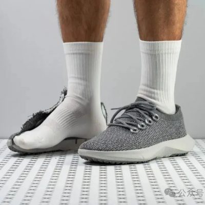 Why do the wealthy love to wear “plain sneakers”?