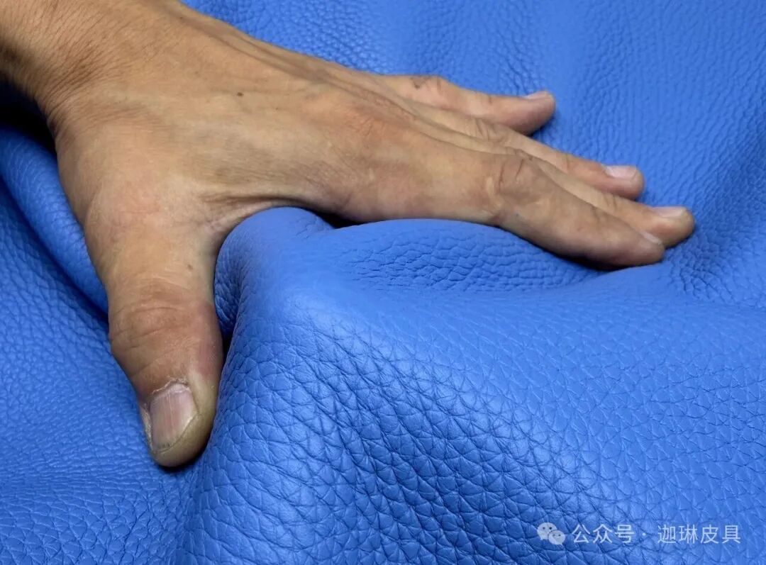 With 20 years of experience in bag making, I’ll teach you 3 tricks to instantly identify genuine leather, so you’ll never be deceived again!插图
