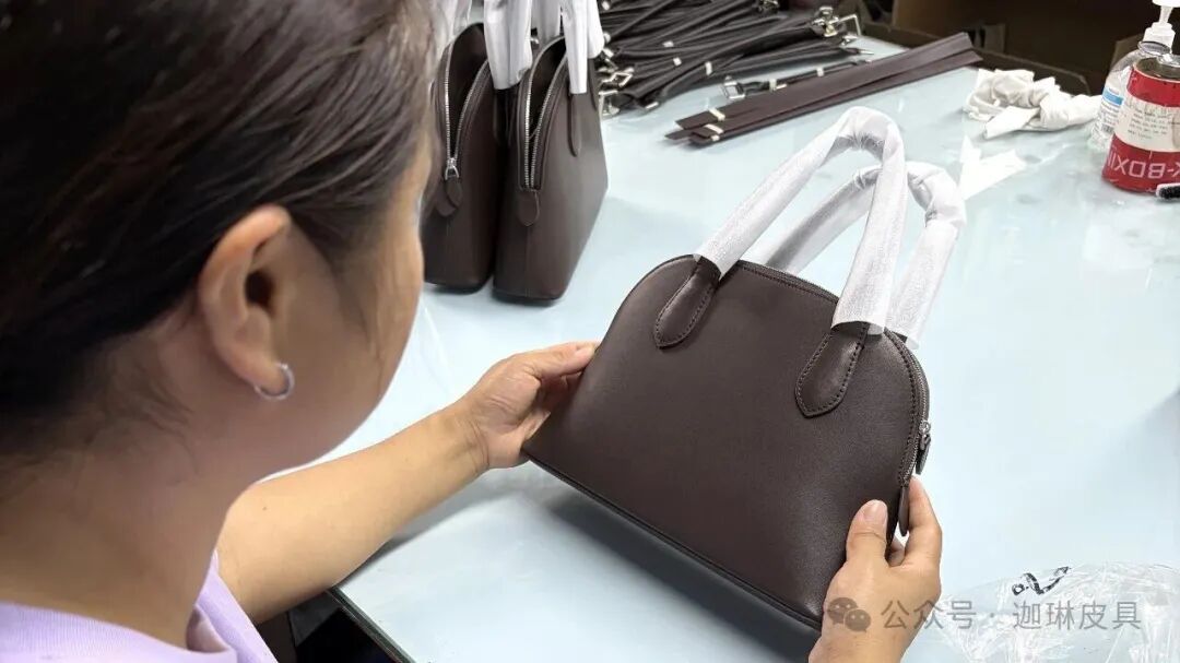 A piece of genuine leather has to pass 8 checks! This is a real-life video showing how strict our factory’s quality control is插图